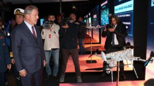 Bakan Akar ‘Dijital Gösterim Merkezi’ni ziyaret etti