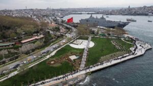 TCG Anadolu’ya ziyaretçi akını: 2 kilometre kuyruk oluştu