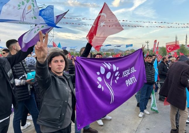 CHP’nin İstanbul mitinginde HDP bayrakları ve zafer işareti! Kılıçdaroğlu’nun vaatleri sonrası HDPKK’lılar da miting alanında….