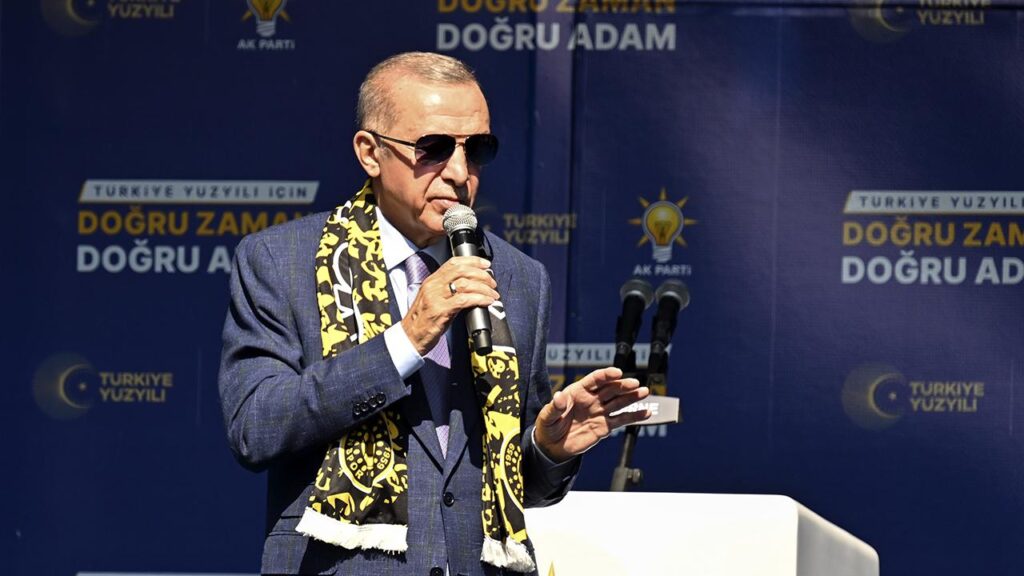 Cumhurbaşkanı Erdoğan,”Yurt dışına kaçan FETÖ’cüler CHP’nın reklamı gibi çalışıyor”