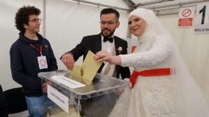Gelinlik ve damatlıkla sandığa koştular