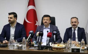 “İzmir, her açıdan ülkemizin yükselen bir değeri ve Türkiye Yüzyılı’nın ışıldayan bir yıldızı olmayı hak etmektedir”