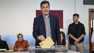 Sinan Oğan Ankara’da oyunu kullandı