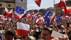 Polonya’da seçimler öncesi sokağa inen yarım milyon kişi hükümeti protesto etti