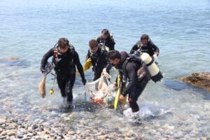 Recep Tayyip Erdoğan Üniversitesi Öğretim Üyeleri ve Öğrencileri Kıyı ve Su Altı Temizliği Yaptı