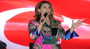 Azerbaycan’ın ünlü Devlet Sanatçısı Azerin milli duygulara hitap ediyor