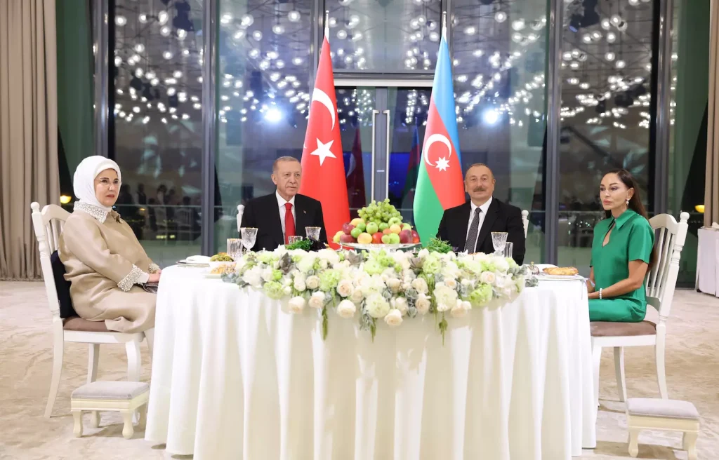 Cumhurbaşkanı Erdoğan, Azerbaycan’da onuruna verilen yemeğe katıldı