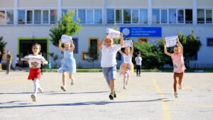 19 milyon öğrenci dün karne alarak yaz tatiline girdi