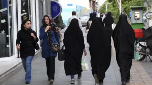 İran’da ahlak polisi geri döndü, başörtüsü denetimleri artacak