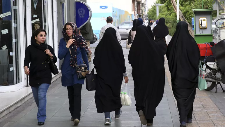 İran’da ahlak polisi geri döndü, başörtüsü denetimleri artacak