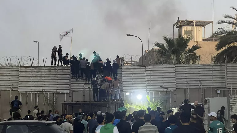 İsveç’in Kuran yakma iznine tepki gösteren Iraklılar, Bağdat Büyükelçiliği’ni bastı