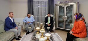 Bakan Tekin, sosyal medyadan çay davetinde bulunan öğretmen çifti ziyaret etti