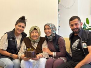 Kartepeli Ayşe nene 82 yaşında ilk kez doğum günü kutladı