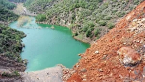 Depremden sonra doğal göl oluştu