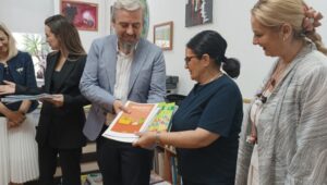 Priştine’de İlkokuldaki Türk öğrenciler kitaplarına kavuştu