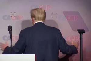 Trump, yönünü şaşıran Biden’ın taklidini yaptı