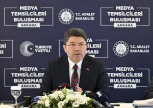Adalet Bakanı Yılmaz Tunç, “Mevcut iç tüzükle yeni anayasa mümkün değil”