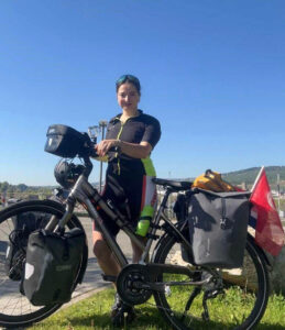 Hollanda’dan Sümeyye Şahin, bisikletiyle deprem mağdurları için Hatay’a geldi