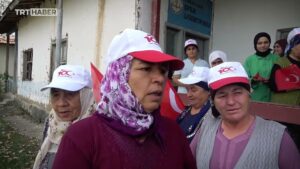 Şiir okuyarak Cumhuriyet’i kutlayan köylüler: Biz de Cumhuriyet kadınıyız