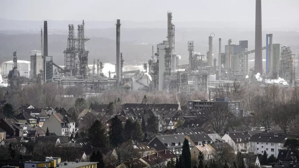 Küresel piyasalarda 2024 yılında ham petrolü neler bekliyor? Varil fiyat tahminleri ne?