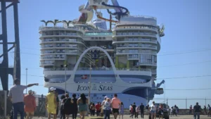 Çevrecilerin karşı çıktığı dünyanın en büyük yolcu gemisi denize açılıyor