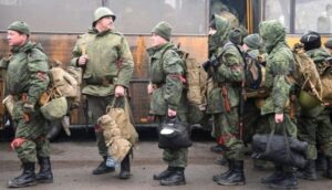 Ruslar Ukrayna’nın işgal altındaki topraklarında seferberliği yoğunlaştırıyor