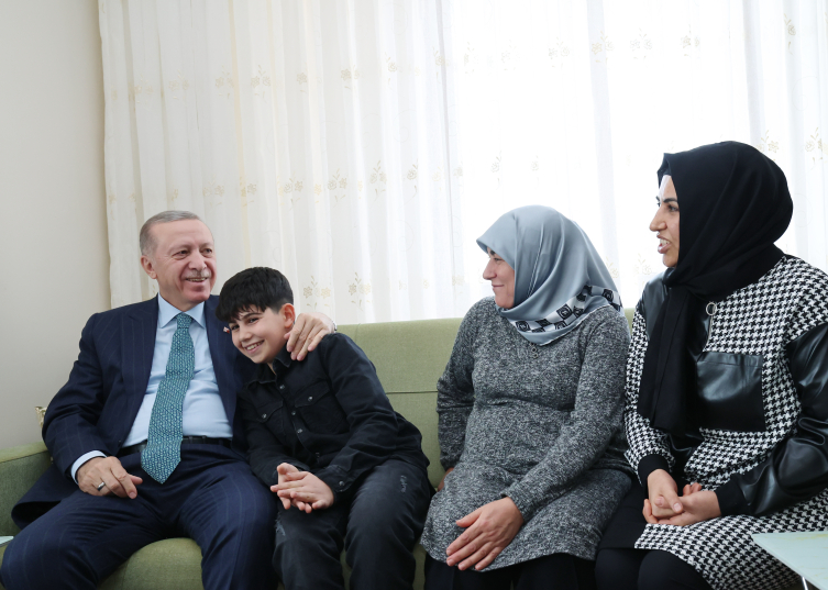 Cumhurbaşkanı Erdoğan, Kahramanmaraş‘ta depremzede aileyle bir araya geldi