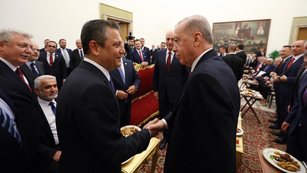 SİYASET, Cumhurbaşkanı Erdoğan ile CHP Genel Başkanı Özgür Özel’in yapacağı görüşmeye kilitlendi