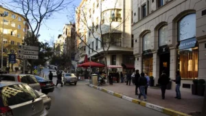 Ana caddelerdeki yüksek doluluk oranları dükkan kiralarını artırmaya devam ediyor