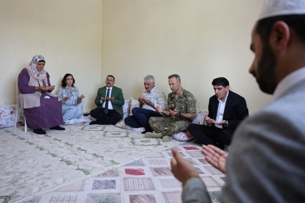 Iğdır Valisi Turan ve Rektör Alma’dan Şehit Ailesine Anlamlı Ziyaret