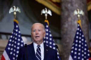Amerikalı bir radyocu, Biden ile yaptığı ve ekibi tarafından gönderilen soruları sorduğu röportajın ardından istifa etti