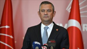 CHP Genel Başkanı Özel, “Şu an Türkiye’nin ve Türk Milli Takımı’nın tartışmalara, polemiklere değil Cumartesi akşamki maça konsantre olmasına ihtiyaç var”