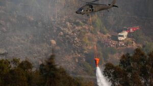 Mehmetçik, 13 helikopterle yangın söndürme çalışmalarına destek veriyor