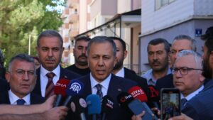 Bakan Yerlikaya’dan şehit polis Şeyda Yılmaz’ın ailesine taziye ziyareti