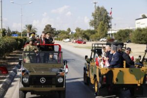 Kuzey Kıbrıs Türk Cumhuriyeti’nin 41’inci kuruluş yıl dönümü nedeniyle Dr. Fazıl Küçük Bulvarı’nda resmi geçit töreni düzenlendi