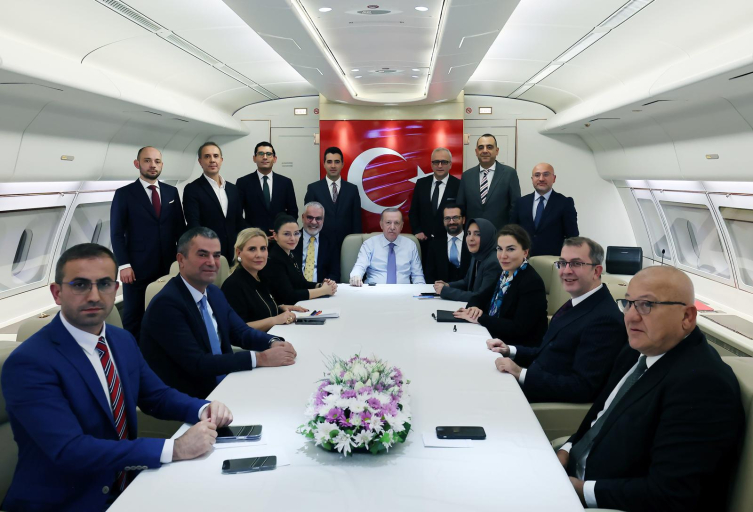 Cumhurbaşkanı Erdoğan Suudi Arabistan ve Azerbaycan ziyaretleri dönüşünde uçakta gazetecilerin sorularını da cevapladı