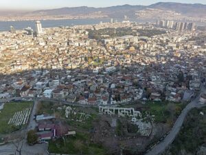 İzmir’in Konak ilçesinde bulunan Smyrna Antik Kenti’nin tiyatrosunda çalışmalar sürüyor