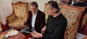 Şeb-i Arus için Konya’ya gelen Devlet Sanatçısı Ahmet Özhan 1970’li yıllarına ait plaklarını imzaladı