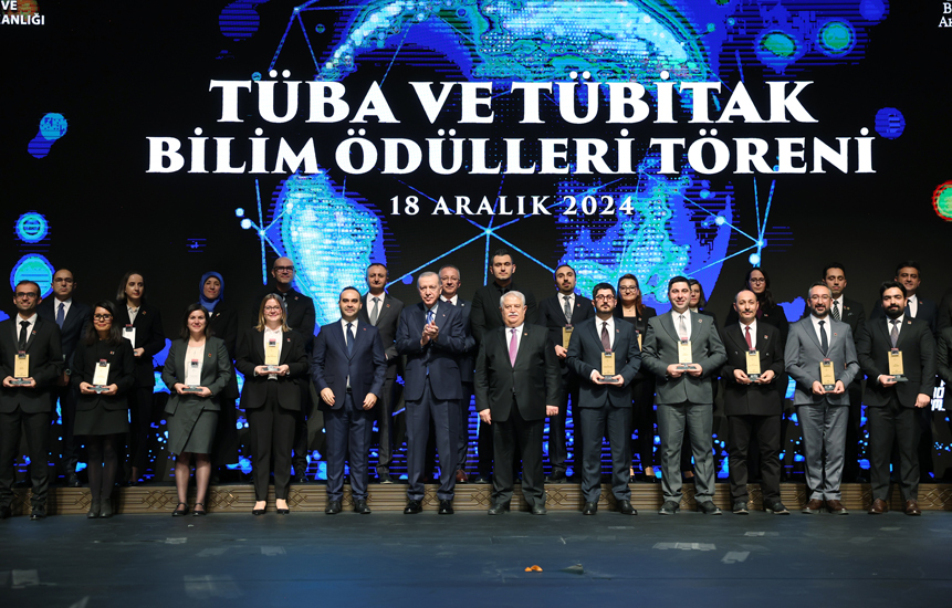 TÜBA ve TÜBİTAK Bilim Ödülleri”ne layık görülen bilim insanları, ödüllerini, Cumhurbaşkanı Recep Tayyip Erdoğan’ın elinden aldı