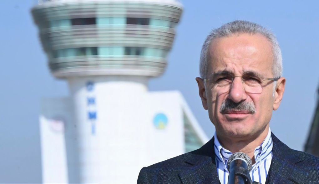 Bakan Uraloğlu, “İstanbul Havalimanı’nda 17 Nisan 2025’te üç pistte aynı anda iniş-kalkış uygulaması başlatılacak”