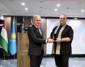UHA ve TÜHA Haber Ajansları Haber ve Yayın Koordinatörü Veysel Kavrayan, ‘Türk Dünyasına ve Türk Kültürüne Hizmet Ödülleri’nin sahibi oldu