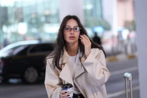 Anadolu Grubu Yönetim Kurulu Başkanı Tuncay Özilhan’ın gelini Yasemin Özilhan havalimanında poz kesti