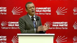 Özgür Özel’in CHP’si çırpındıkça batıyor