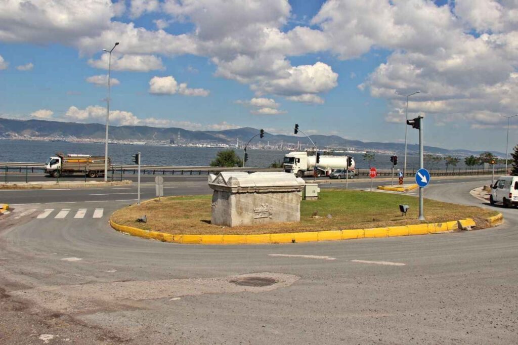 Kocaeli’de yıllardır yolun ortasında duran 2000 yıllık Roma Lahdi, sosyal medyada viral oldu!