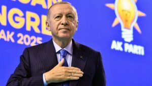 Gazeteci Mustafa SALMAN, AK Parti’nin  8. Olağan Büyük Kongresi olan “Türkiye’nin ikinci yüzyılının ilk büyük kongresi”ni izliyor!