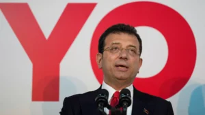 İstanbul Büyükşehir Belediye Başkanı Ekrem İmamoğlu, İBB’ye yönelik yolsuzluk soruşturması kapsamında tutuklandı, terör soruşturmasında ise serbest bırakıldı