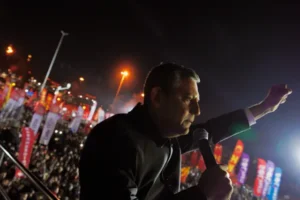 Özgür Özel ‘sokağa inin’ dedi, yetmedi ‘polisle çatışalım diyenler el kaldırsın’ dedi.
