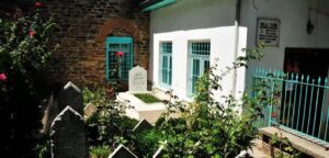 Osmanlı Devleti’nin ilk şeyhülislamı Molla Fenari’nin türbesi her gün ziyaretçiler akın ediyor