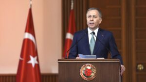 Bakan Yerlikaya, “Türkiye Cumhuriyeti bir hukuk devletidir. Tehditlerle, parmak sallamalarla, sokak ve boykot çağrılarıyla eğip, bükülemez”….