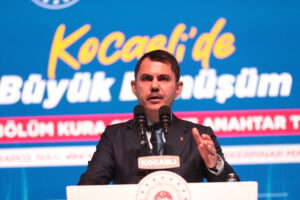 Bakan Murat Kurum, Kocaeli’nde anahtar teslim ve kura çekimi törenine katıldı…